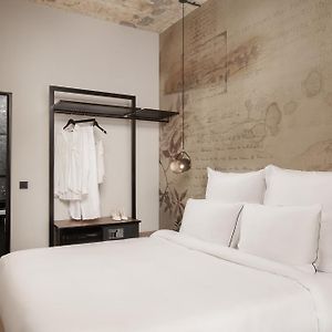 Camera con letto king size in atrio